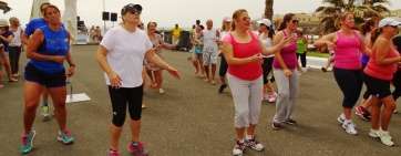 La candidata del PP practica el zumba, esta mañana en La Garita (Foto TA)