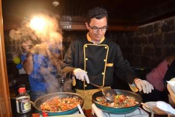 Pablo Rodríguez prepara una paella (Foto TA)
