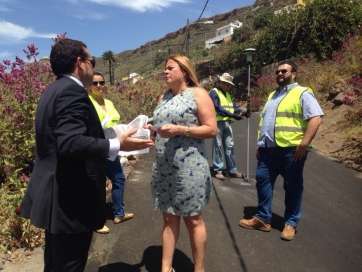 La alcaldesa Mari Carmen Castellano, esta mañana supervisando las obras junto a Gustavo Gómez (Foto TA)