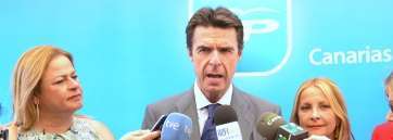 José Manuel Soria, este mediodía en Telde flanqueado por Mari Carmen Castellano (i) y Australia Navarro (d) (Foto TA)