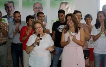 Carmen Hernández, junto a otros miembros de su candidatura en el encuentro con los mayores de Telde (Foto TA)