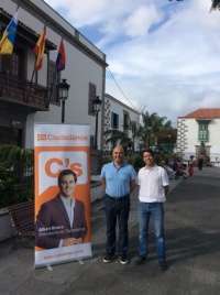 El candidato a la Alcaldía de Telde por Ciudadanos, Manuel Florido, acompañado por el candidato al Parlamento, Manuel Romero (Foto TA)