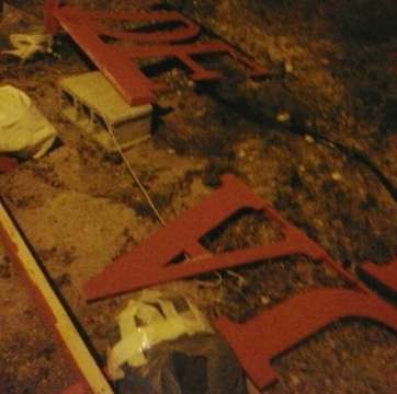 Estado en el que quedaron las letras publicitarias de Roque de Gando tras el ataque (Foto TA)