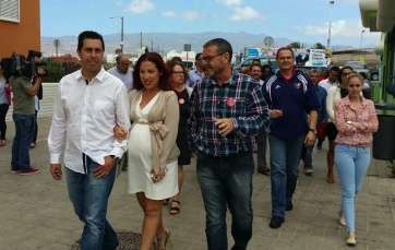 Los socialistas teldenses Alejandro Ramos (i) y Gregorio Viera (d), acompañando esta mañana a Patricia Hernández por Las Remudas (Foto TA)