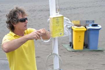José Luis Esmoris, responsable de Proactiva, esta mañana instalando el dispostivo de SOS en Playa del Hombre (Foto TA)