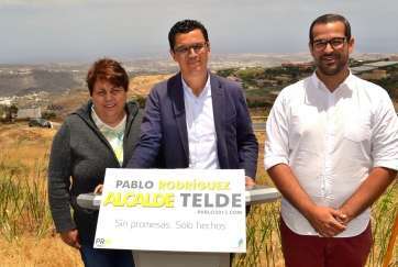 Pablo Rodríguez (c), este miércoles en La Breña junto a otros dos miembros de su candidatura (Foto TA)