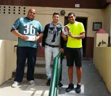 El joven Abraham Santana (c), trasladando las propuestas de NC a sus vecinos de Jinámar (Foto TA)