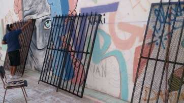 Rejas para las ventanas de la sede de Ya Era Hora (Foto TA)