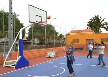 La alcaldesa intentó ayer encestar sin éxito en las remozadas canchas de Narea (Foto TA)