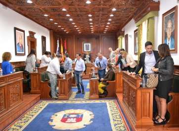 Los ediles teldenses abandonando el Salón de Plenos tras suspenderse la sesión (Foto TA)