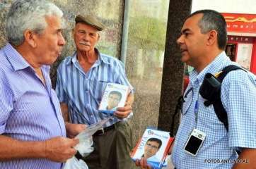 Álvaro Monzón, a la derecha de la foto, repartiendo folletos de Más por Telde  (Foto TA)