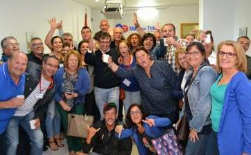 Juan Francisco Artiles, esta noche en la sede de Más por Telde rodeado de militantes y simpatizantes (Foto TA)