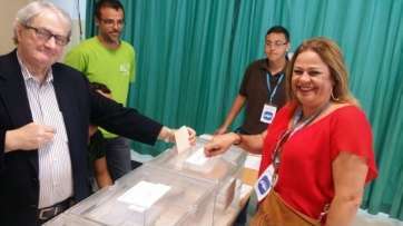 Mari Carmen Castellano, ayer en el momento de votar en La Garita (Foto TA)