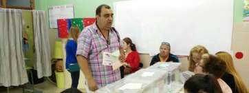 El candidato de Canarias Decide, Pablo Rodríguez Hernández, en el momento de votar (Foto Antonio Alí)