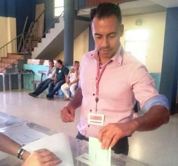 Carlos Carreño, el domingo, en el momento de votar (Foto TA)