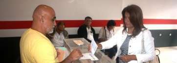 Carmen Hernández, líder de NC, en el momento de votar (Foto TA)