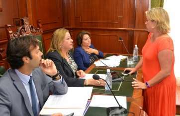 La alcaldesa charla con la edila Sonsoles Martín, en un Pleno reciente (Foto TA)