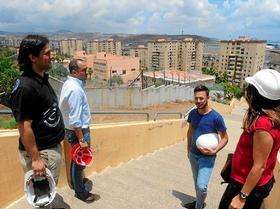 El concejal de Viviendas, Ignacio Serrano, junto a los redactores del proyecto (Foto TA)