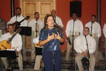 Carmen Hernández, con la parranda Araguaney de fondo durante el acto de cierre de campaña de NC Telde (Foto TA)