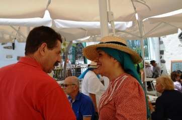 Carmen Hernández charla con Luis Betancor, interlocutor de Más por Telde en las negociaciones para formar un pacto (Foto TA)