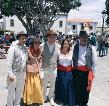 Los cuatro ediles electos del PSOE, este domingo en la plaza de San Juan (Foto TA)