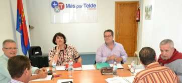 Los seis negociadores, esta tarde durante el inicio de la cuarta sesión de trabajo (Foto TA)