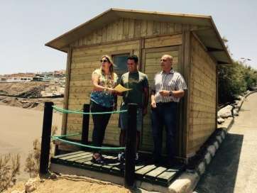 María González Calderín, concejala en funciones de Playas, junto a Francisco Alemán y al jefe de servicio del departamento municipal (Foto TA)