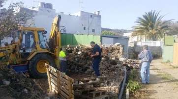 El concejal Juan Martel supervisa los trabajos (Foto TA)