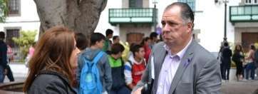 Imagen de archivo de Hernández con el líder del CCD y concejal electo, Juan Martel (Foto TA)