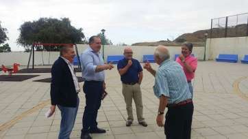 Juan Martel, conversando con los vecinos de Hoya Aguedita junto a miembros de su equipo (Foto TA)