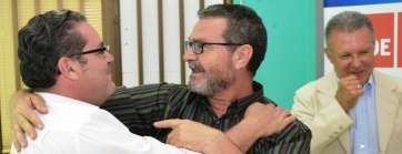 Dos de los interlocutores se saludan tras finalizar las conversaciones con acuerdo (Foto TA)