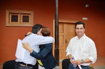 Carmen Hernández y Juan Francisco Artiles se funden en un reconciliador abrazo, ante la mirada satisfecha de Alejandro Ramos (Foto TA)