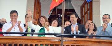 El nuevo equipo de Gobierno saluda a la ciudadanía desde el balcón de las Casas Consistoriales (Foto TA)