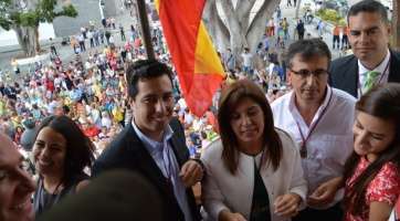 La nueva alcaldesa de Telde, Carmen Hernández (NC), junto a miembros del Gobierno, en el balcón del Ayuntamiento (Foto TA)