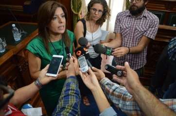 Carmen Hernández atiende la prensa (Foto TA)