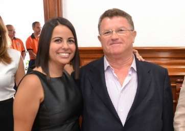 La joven Saraiba Leal, nueva responsable de Educación y Mercado, con el exconcejal socialista José Báez (Foto TA)