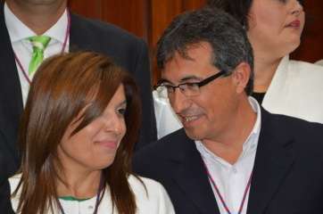 El vicealcalde y la alcaldesa, este mediodía, en el salón del Plenos del Ayuntamiento de Telde (Foto TA)