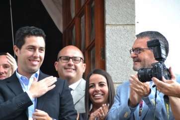 Alejandro Ramos, esta mañana saludando al público desde el balcón de las Casas Consistoriales (Foto TA)