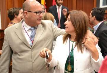 La nueva alcaldesa de Telde recibe la felicitación del concejal de su grupo, Agustín Arencibia (Foto TA)