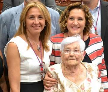 Dolores Santana, ayer en el Pleno con sus dos hijas (Foto TA)