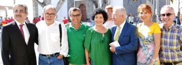 Román Rodríguez, con miembros de su partido y el socialista Gumersindo Hernández (Foto TA)