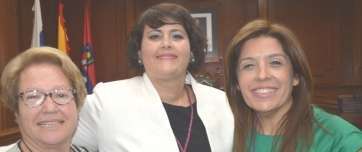 Celeste López, flanqueada por la alcaldesa (d) y la dirigente vecinal Pimpinela (Foto TA)