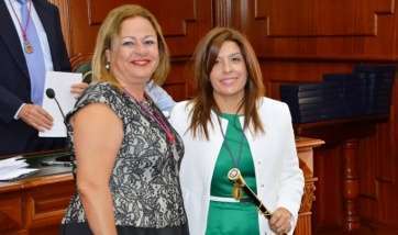La nueva alcaldesa y la anterior (Foto TA)