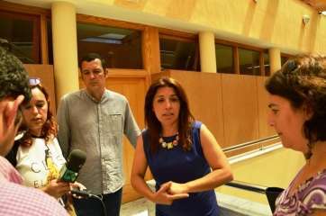 La alcaldesa informa en una improvisada rueda de prensa de las primeras actuaciones de su Ejecutivo (Foto TA)