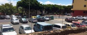 Coches aparcados al mediodía de este lunes en el solar que estuvo cerrado durante tres años por decisión del Gobierno saliente (Foto José Verona)