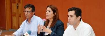 Juan Francisco Artiles, Carmen Hernández y Alejandro Ramos, el pasado viernes anunciando el acuerdo para formar Gobierno (Foto TA)