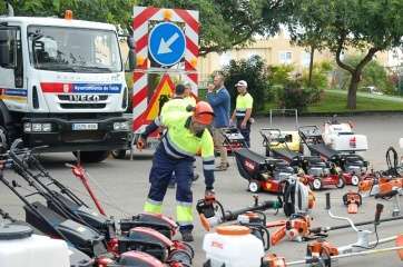 Imagen de archivo de los vehículos y herramientas del servicio de Parques y Jardines (Foto TA)