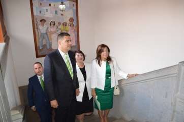 Carmen Hernández, junto a otros concejales y miembros de NC, a su llegada el pasado a las Casas Consistoriales (Foto Antonio Alí)