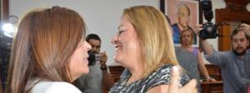 Hernández y Castellano se saludan afectuosamente el pasado sábado tras la proclamación de la primera como nueva alcaldesa (Foto TA)