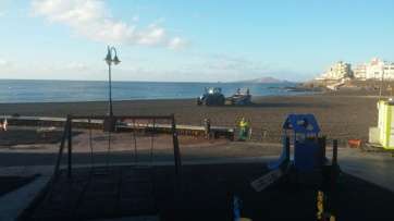 Trabajos de limpieza realizados en la playa de Melenara tras los actos de la Noche de San Juan (Foto TA)